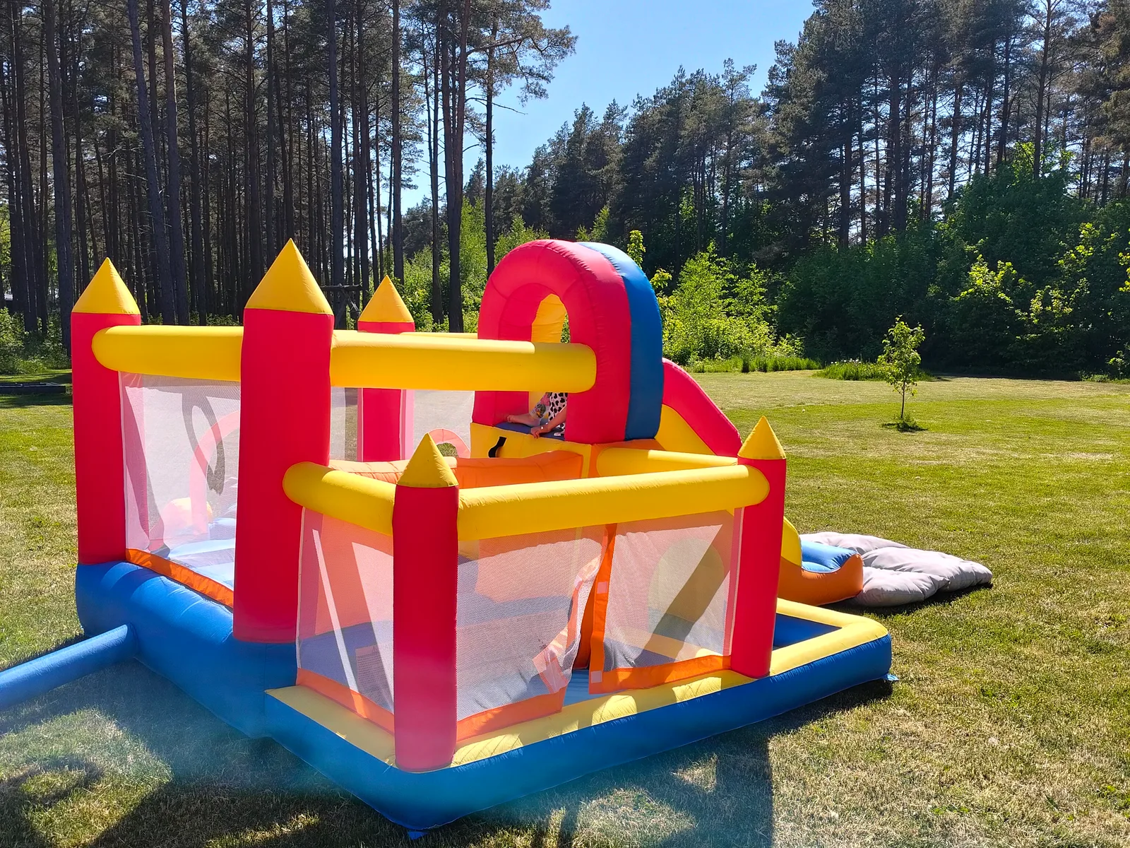 Laste batuut mängimas